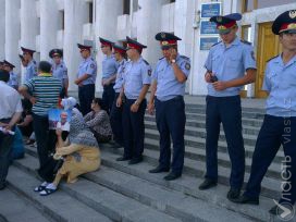 Митинговавших у здания городского акимата ипотечников оштрафовали на 33 тысячи тенге